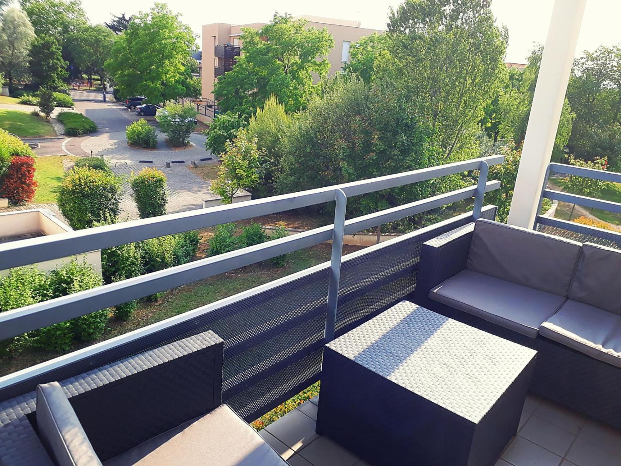 Cosy Appart - Balcon, Parking, Spacieux T2 - Proche Eurexpo Stade Saint-Priest  Exterior photo